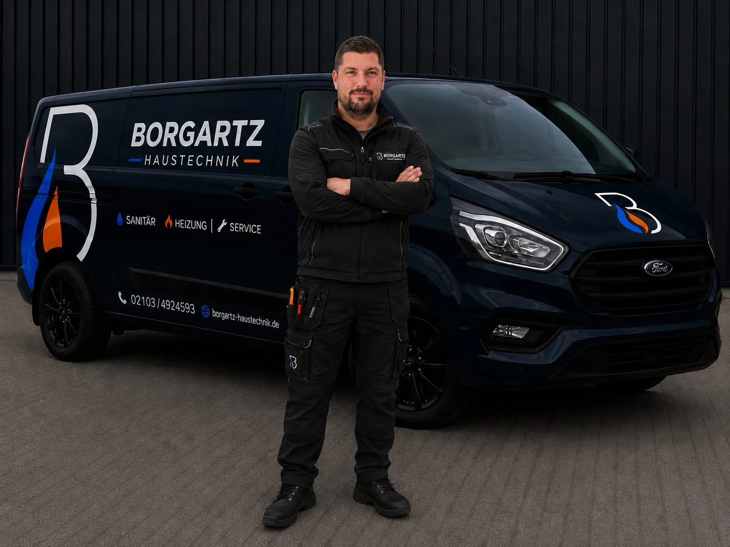 Jerome Borgartz, Installateur- und Heizungsbauermeister, vor dem Firmenfahrzeug von Borgartz Haustechnik